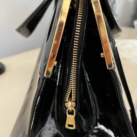 Yves Saint Laurent patent leather Uptown handbag - Picture 5 of 13